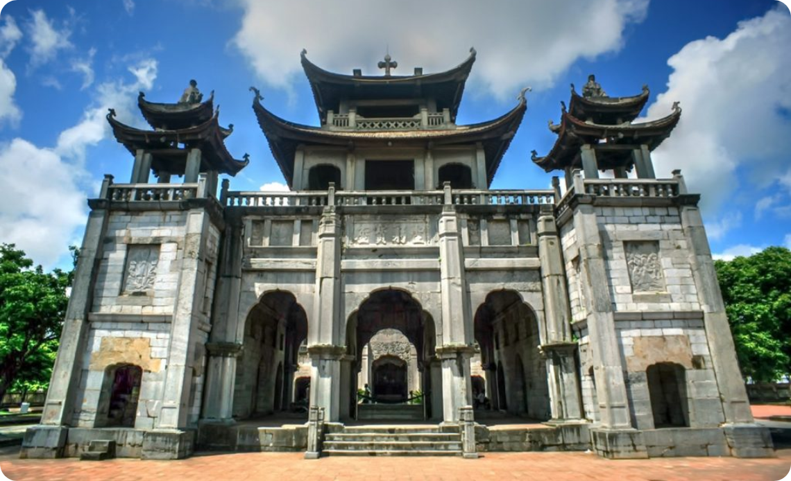 Église en pierre de Phat Diem Située à 28 km de la ville de Ninh Binh, l'Église en pierre de Phat Diem est un chef-d'œuvre architectural unique qui attire les visiteurs pour son style singulier